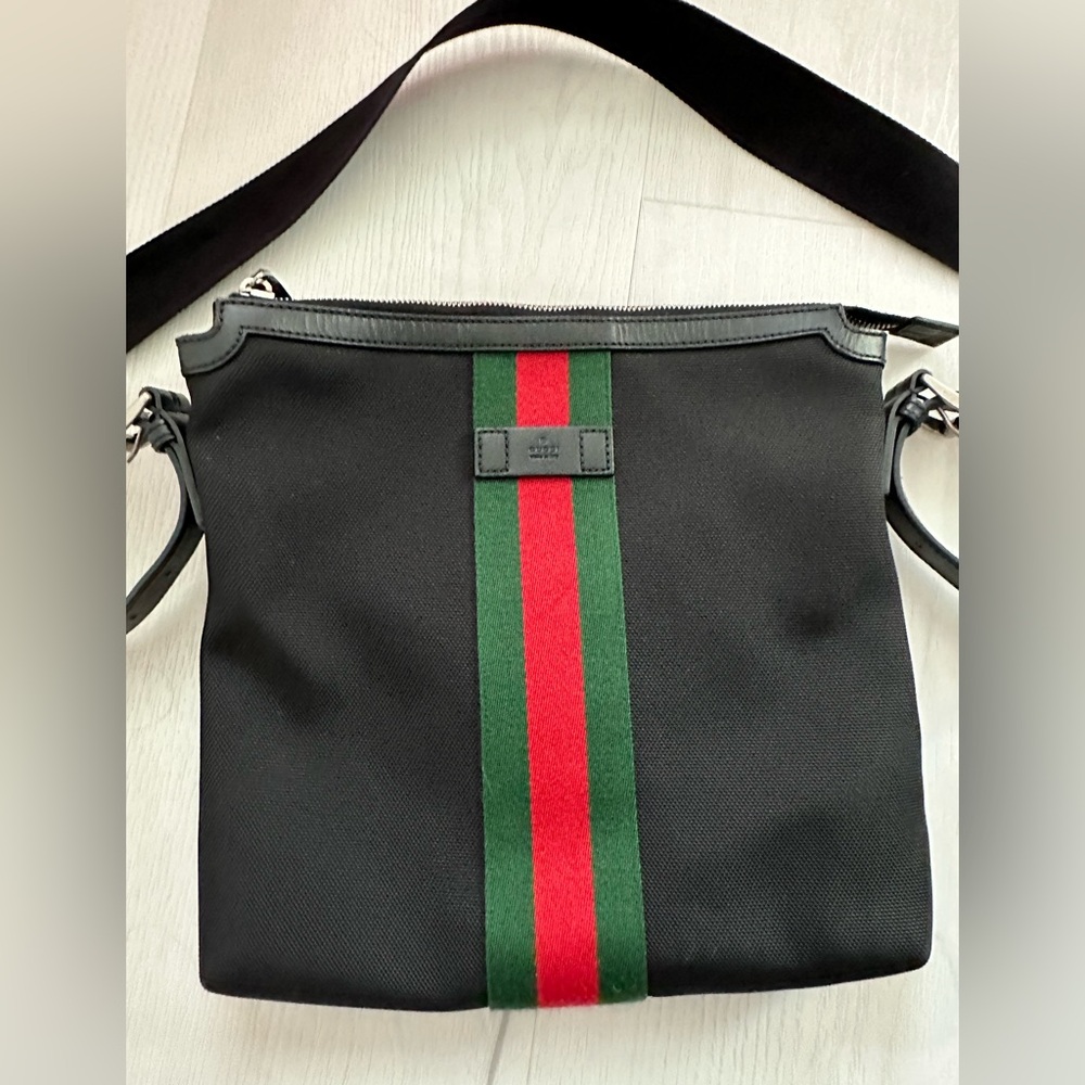 -Authentic Gucci techno unisex messenger bag in great condition!